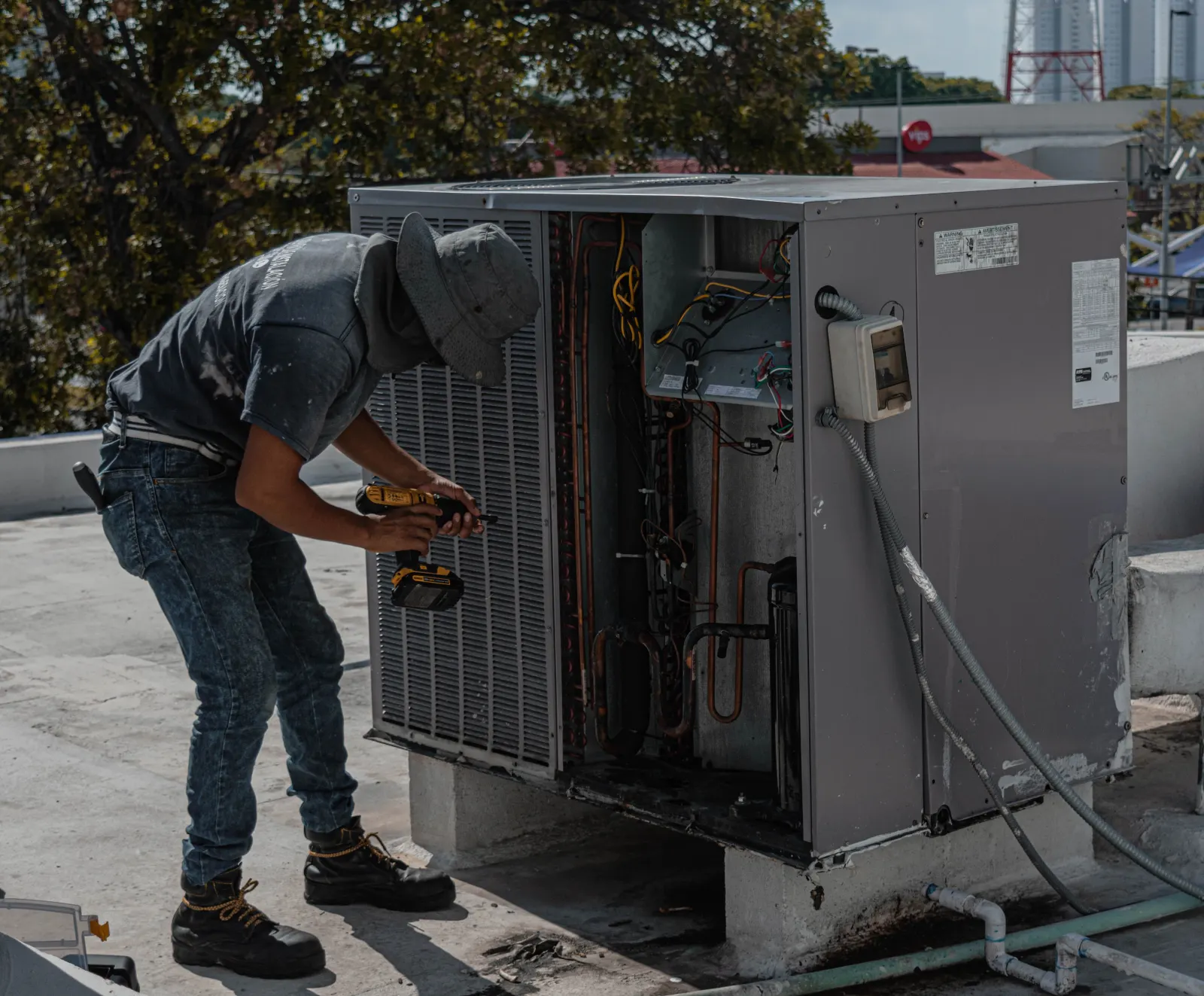 Técnico trabajando en un equipo HVAC en una azotea